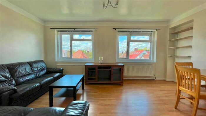 3 Bedroom Flat To Rent In Wentworth Park, London, N3