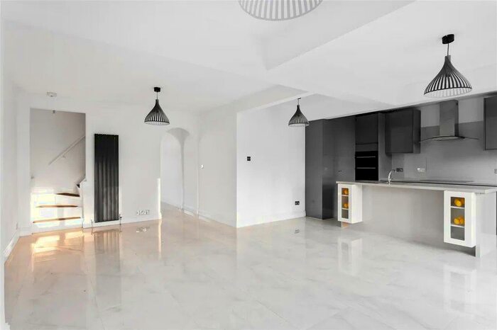 5 Bedroom House To Rent In Boxtree Road, Harrow, Middlesex, HA3