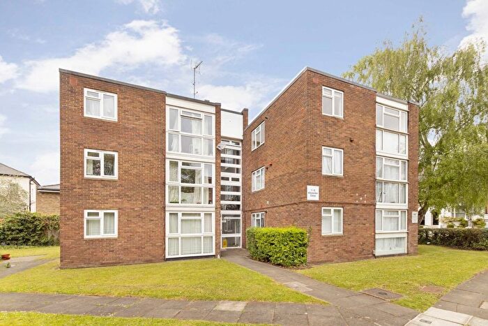 2 Bedroom Flat To Rent In Alexander Close, Twickenham, TW2