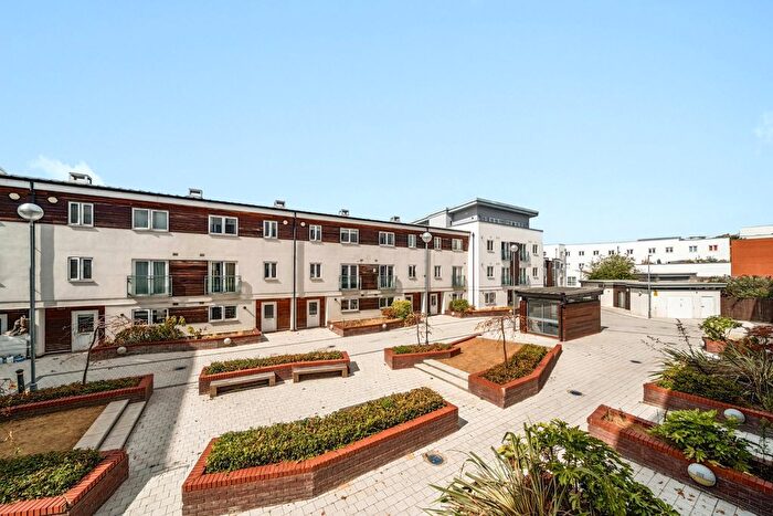 2 Bedroom Flat For Sale In Stane Grove, Clapham, London, SW9
