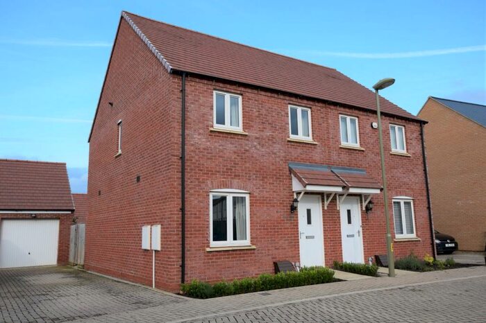 3 Bedroom Semi-Detached House To Rent In Redcar Road, Bicester, OX26