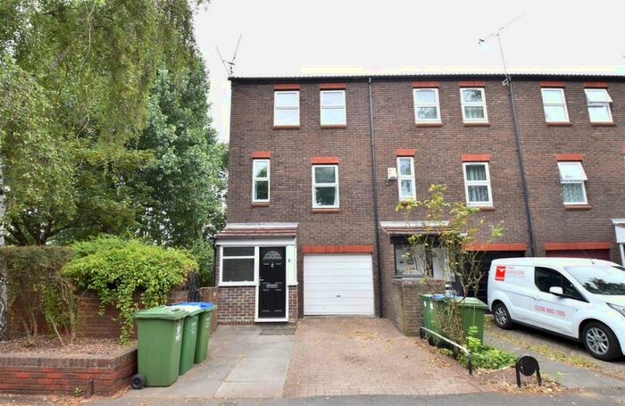 3 Bedroom End Of Terrace House To Rent In Aspen Green, Erith, DA18