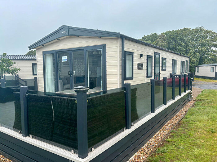 2 Bedroom Park Home For Sale In Christchurch Road, New Milton, BH25