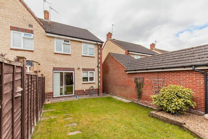 3 Bedroom Semi-Detached House To Rent In Dunnock Close, Bicester, OX26