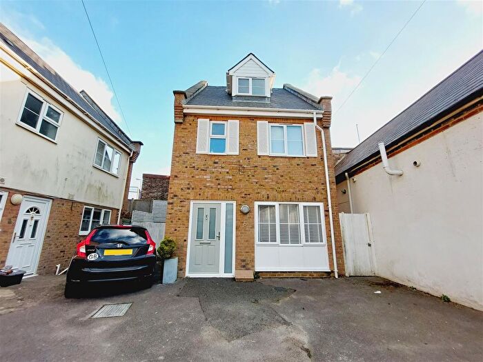 3 Bedroom Detached House For Sale In Richmond Road, Seaford, BN25