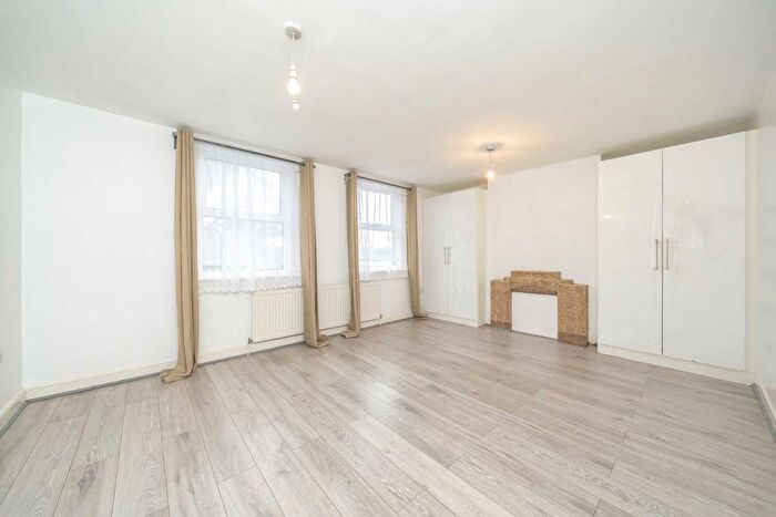 4 Bedroom Flat To Rent In Lower Mortlake Road, Richmond, TW9