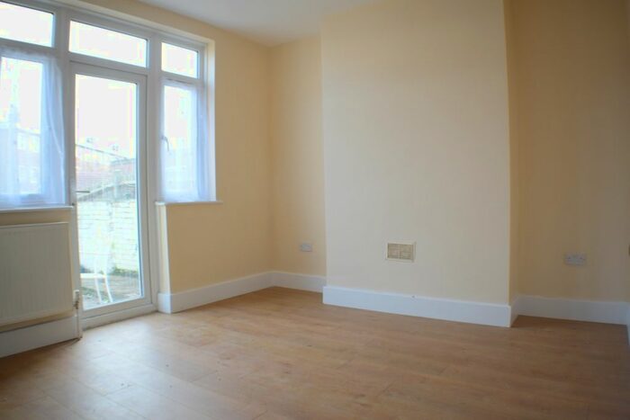3 Bedroom Semi-detached House To Rent In Boycroft Avenue, London, NW9