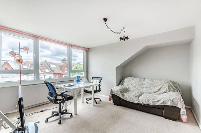 1 Bedroom Flat To Rent In Lucien Road, Tooting, London, SW17
