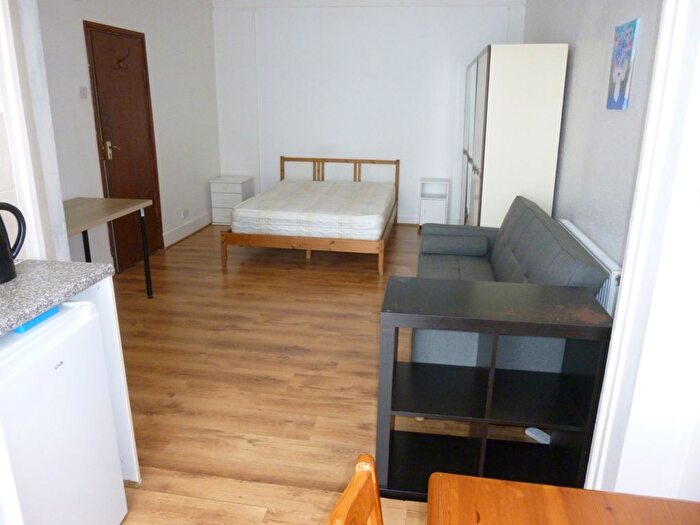Studio To Rent In Eastend Road, N2