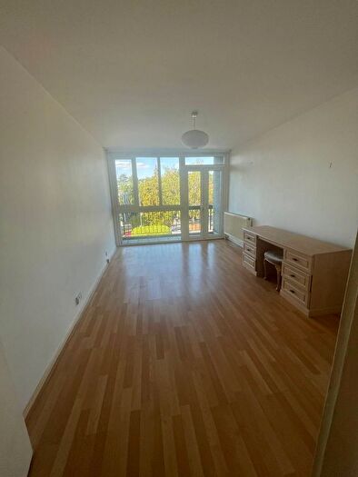 2 Bedroom Flat To Rent In Ashbourne Close, London, N12