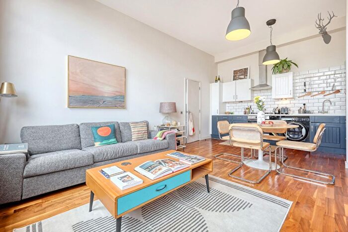 2 Bedroom Flat To Rent In Old Ford Road, Bow, E3