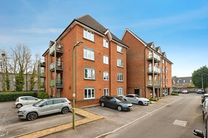 2 Bedroom Flat For Sale In The Lamports, Alton, Hampshire, GU34