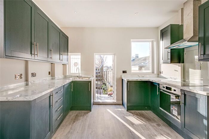 4 Bedroom Flat To Rent In Clapham Mansions, Nightingale Lane, SW4