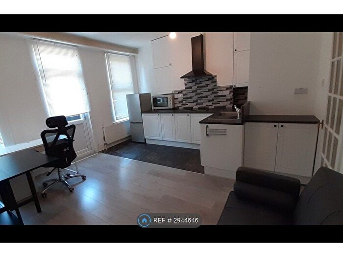 1 Bedroom Flat To Rent In Middle Floor, London, N18