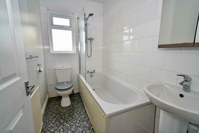 2 Bedroom Flat For Sale In Walkers Row, Yeadon, Leeds, LS19
