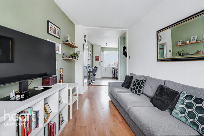 1 Bedroom Flat For Sale In Limpsfield Road, Warlingham, CR6