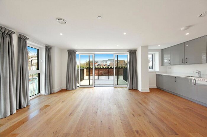 3 Bedroom Flat To Rent In Langham Road, Wood Green, N15