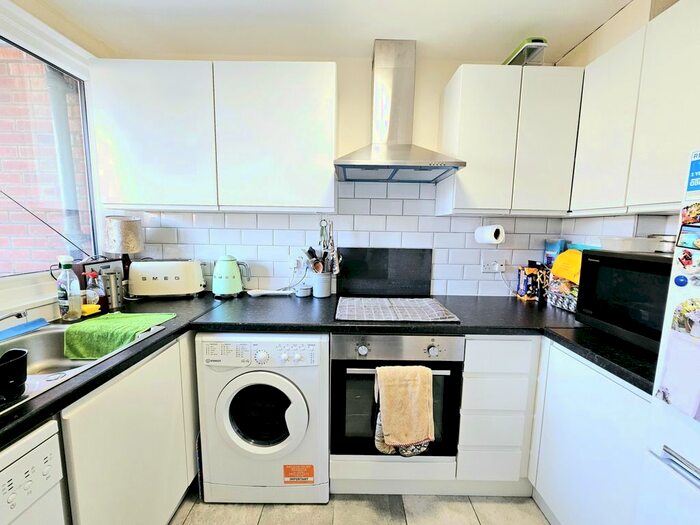 1 Bedroom Flat To Rent In Chichester Court, Whitchurch Lane, Edgware, HA8