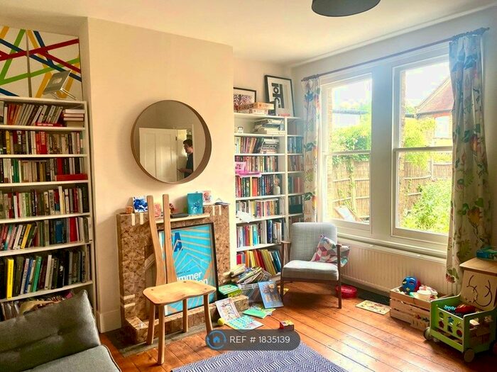 3 Bedroom Semi-Detached House To Rent In Chaffinch Road, London, BR3