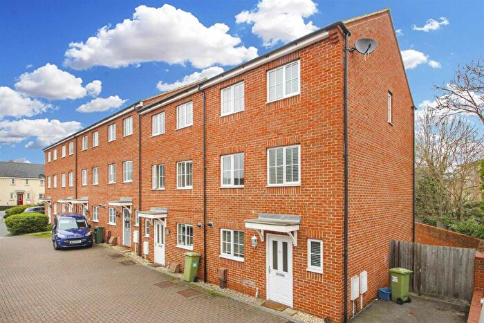 4 Bedroom Town House To Rent In Downing Close, Bletchley, MK3