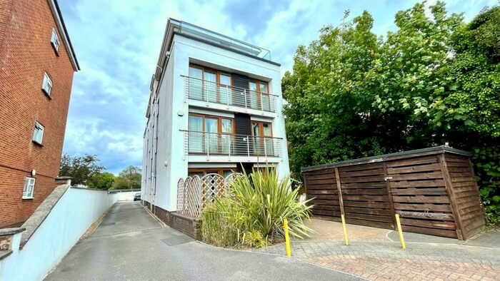 2 Bedroom Flat To Rent In Richmond Park Road, Springbourne, Bournemouth, BH8