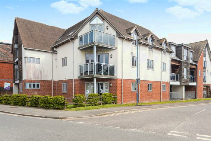 2 Bedroom Flat To Rent In Charles Street, Petersfield, GU32