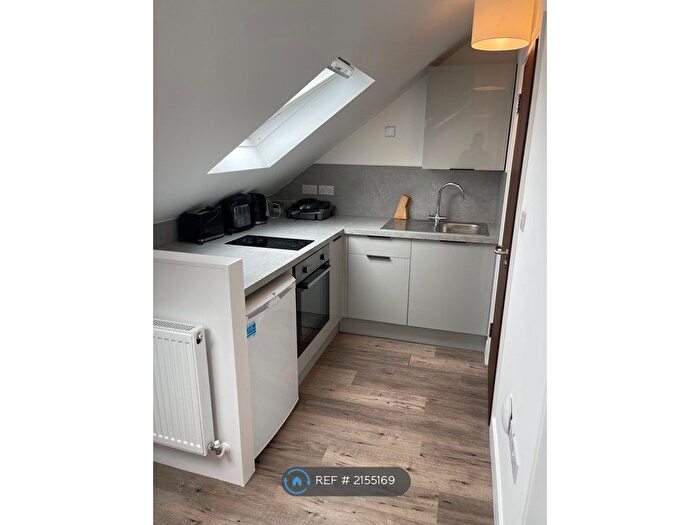 Studio To Rent In Hedge Lane, London, N13