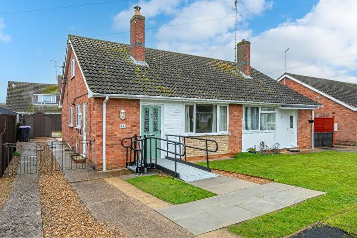 3 Bedroom Semi-Detached Bungalow For Sale In Beaufort Avenue, Market Deeping, PE6
