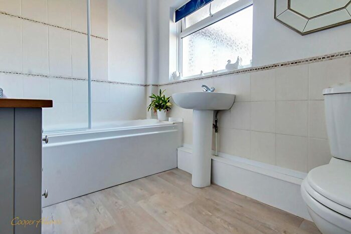 3 Bedroom Chalet For Sale In Mill Road Avenue, Angmering, BN16