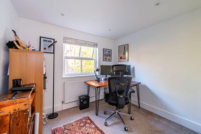 2 Bedroom Flat For Sale In Osbaldeston Road, Stoke Newington, London, N16