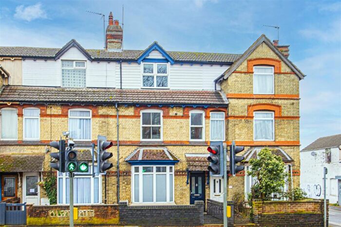 3 Bedroom Terraced House For Sale In Rockingham Road, Kettering, NN16