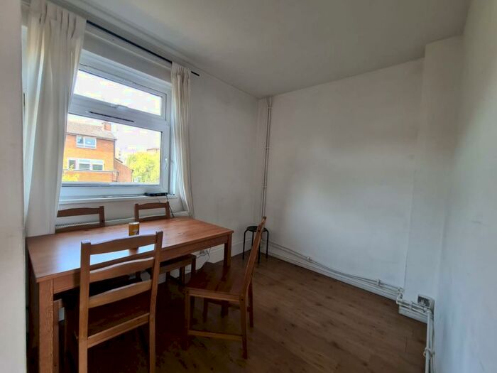 3 Bedroom Flat To Rent In Detling House, SE17
