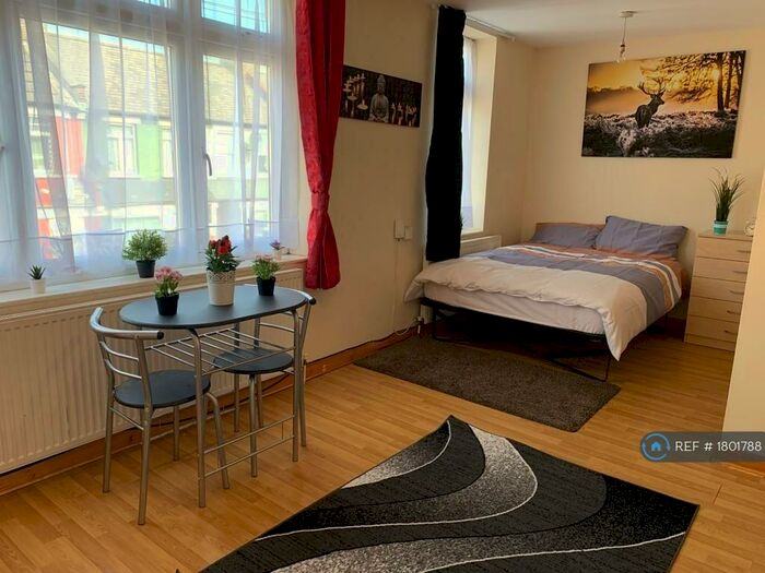 Studio To Rent In Rosebery Avenue, London, N17