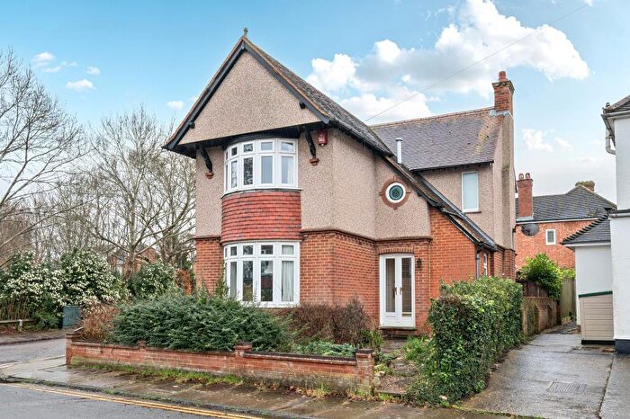 3 Bedroom Detached House For Sale In Vale Road, Aylesbury, HP20