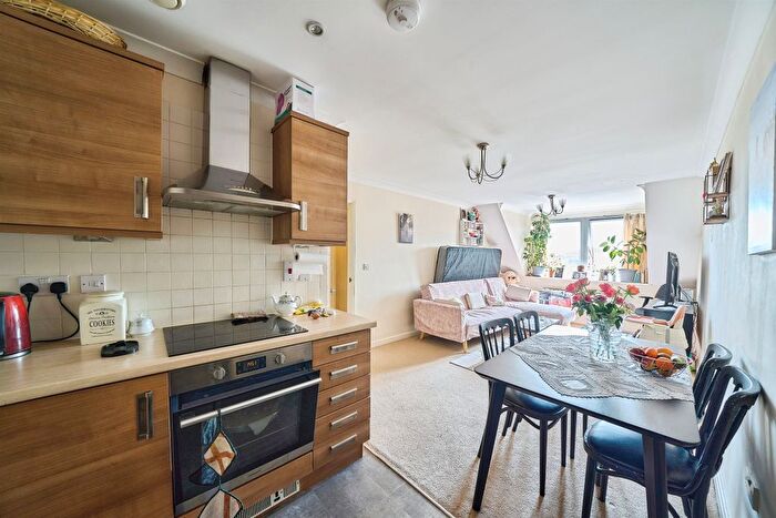 1 Bedroom Flat For Sale In Harwoods Road, Watford, WD18