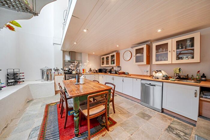 3 Bedroom Flat For Sale In Wandsworth Bridge Road, Fulham, London, SW6