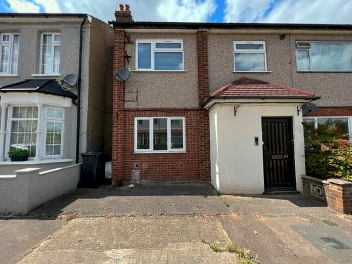 3 Bedroom Flat To Rent In Rounton Road, Waltham Abbey, EN9