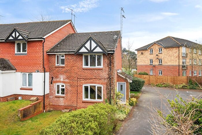 1 Bedroom End Of Terrace House For Sale In Eyston Drive, Weybridge, Surrey, KT13