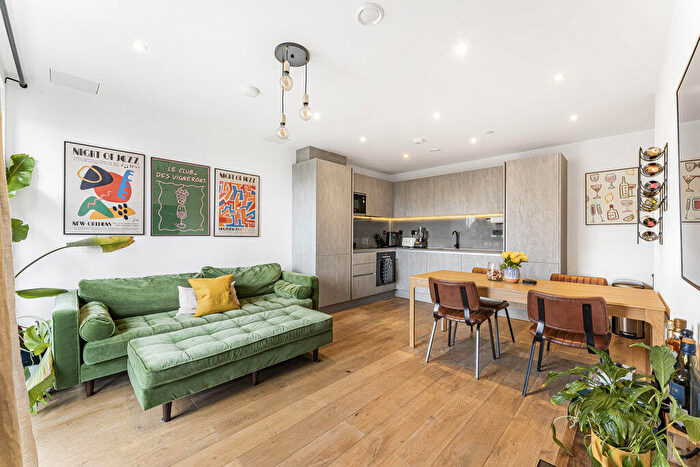 1 Bedroom Apartment To Rent In Jubilee Street, Stepney, London, E1