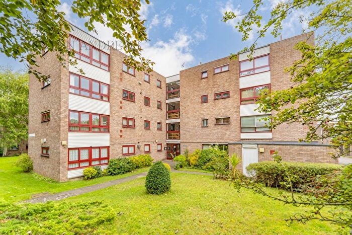 1 Bedroom Flat For Sale In Frobisher Court, Cleveland Road, Ealing, W13