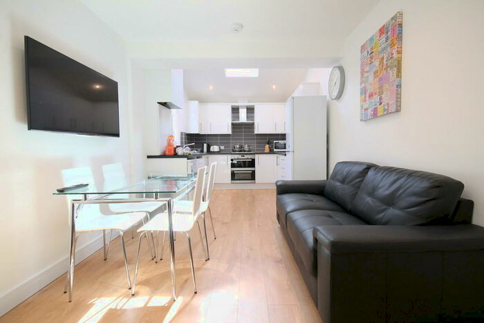 6 Bedroom Terraced House To Rent In Moseley Road, Fallowfield, M14