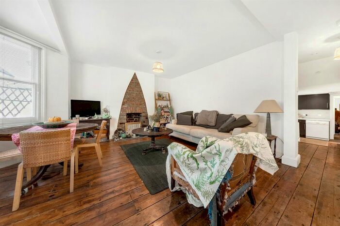 2 Bedroom Flat To Rent In Elm Park, London, SW2