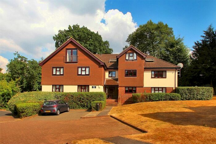 2 Bedroom Flat To Rent In White Lodge Close, Sevenoaks, Kent, TN13