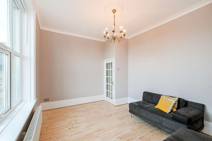 2 Bedroom Flat For Sale In Hainault Road, London, E11