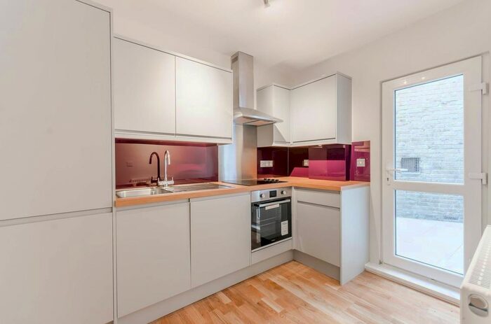 1 Bedroom Flat To Rent In Garratt Lane, Earlsfield, London, SW18