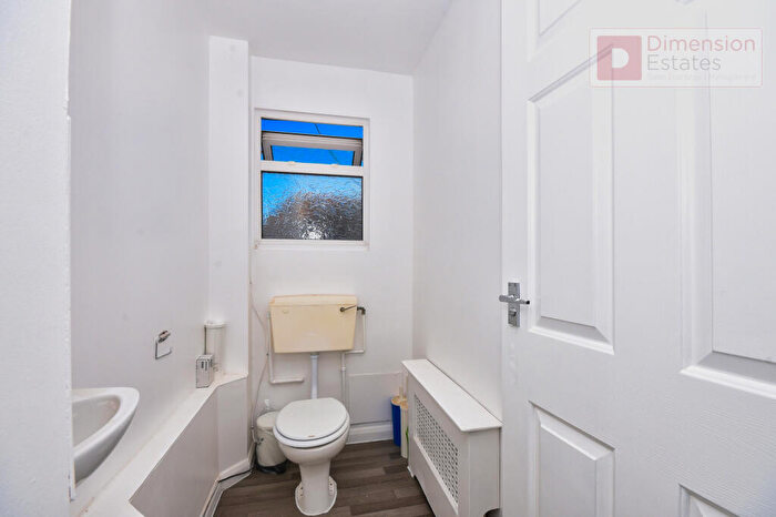 Terraced House To Rent In Grove Park, London, E11