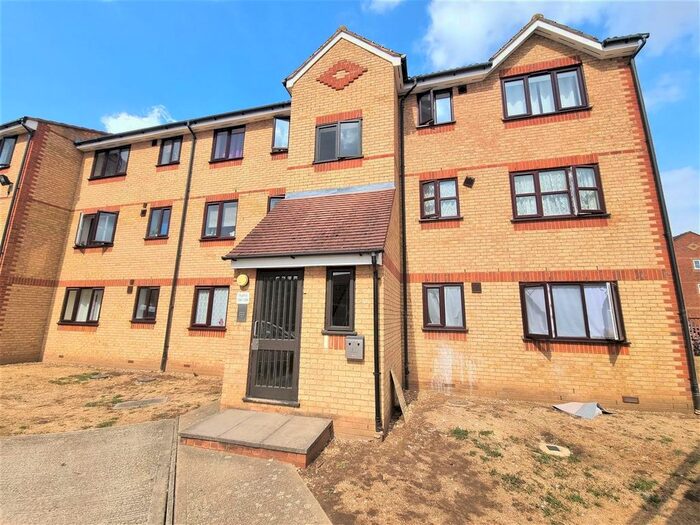 2 Bedroom Flat To Rent In Redford Close, Feltham, TW13