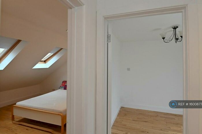 3 Bedroom Flat To Rent In Cotswold Gardens, London, NW2