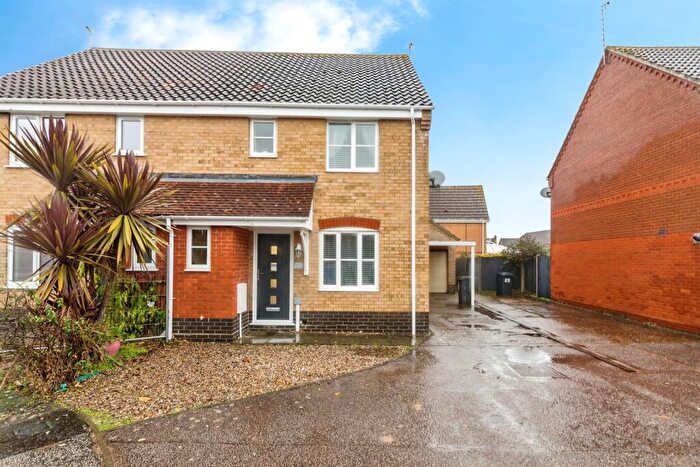 3 Bedroom Semi-Detached House For Sale In Howley Gardens, Lowestoft, NR32