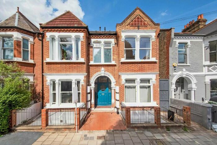 3 Bedroom Flat To Rent In Englewood Road, Clapham, SW12